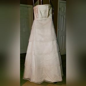 BELLISIMO Ivory Wedding Gown size 6